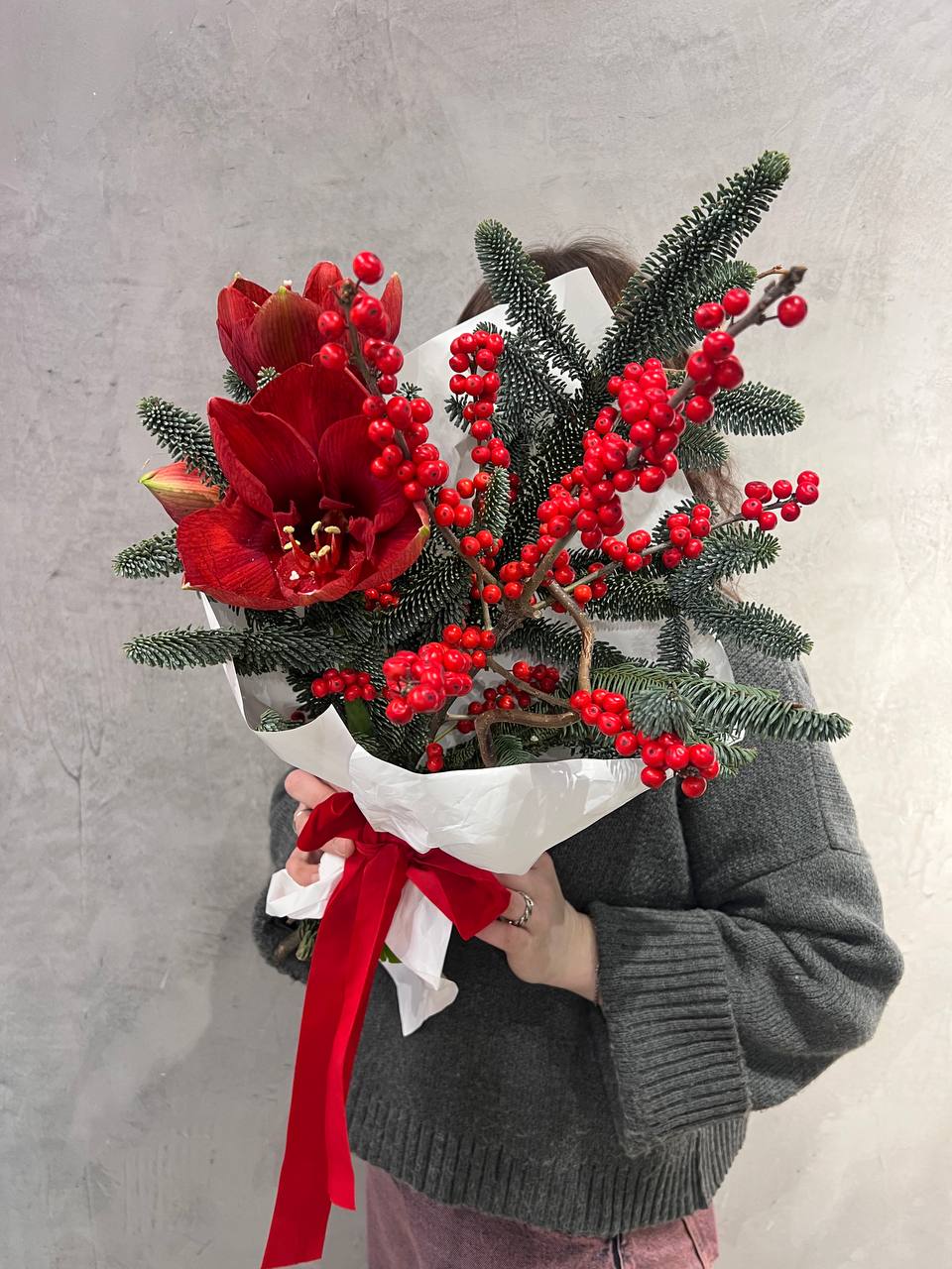 Авторский зимний букет с амариллисом ароматной хвоей и ярким илексом