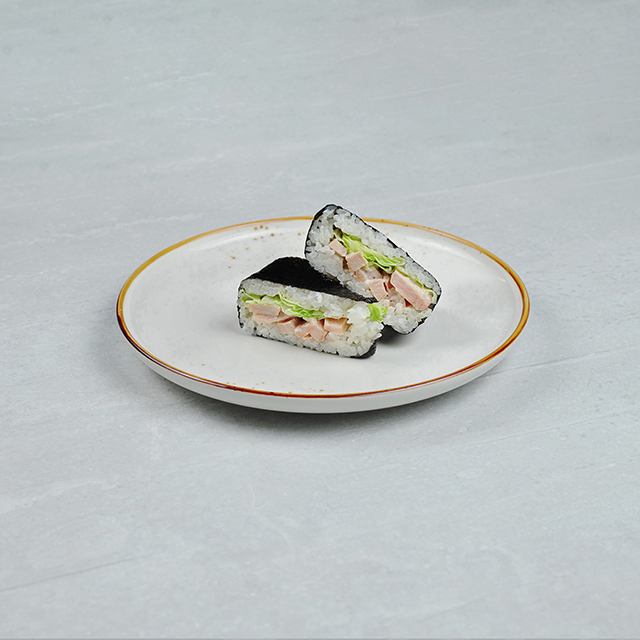 Онигири с курицей Цезарь
