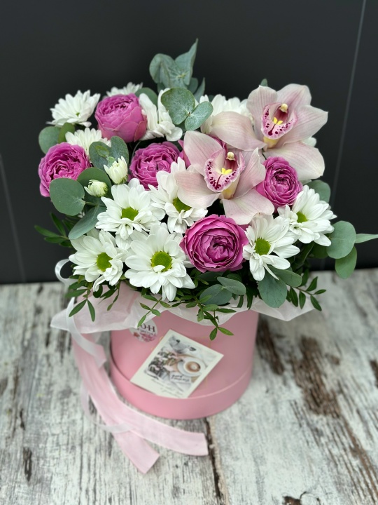 Прекрасная коробочка с пионовидной кустовой розой и орхидеями в подарочном пакете