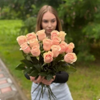 15 роз на ленте