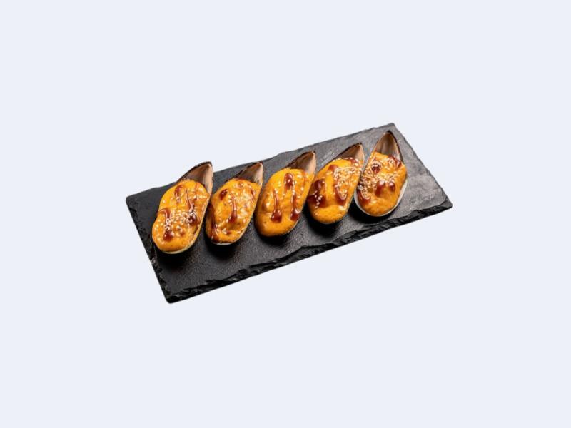 Запечённые мидии в ракушках со спайси-соусом