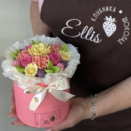 Букет из шоколадных цветов в коралловой коробке