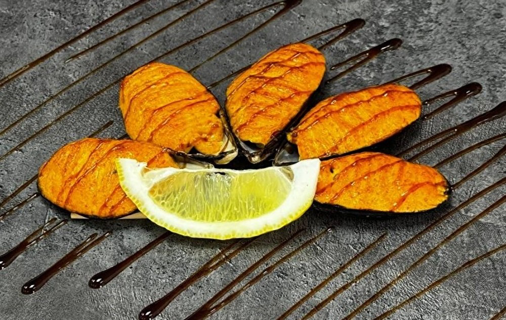 Запечённые мидии под спайси соусом