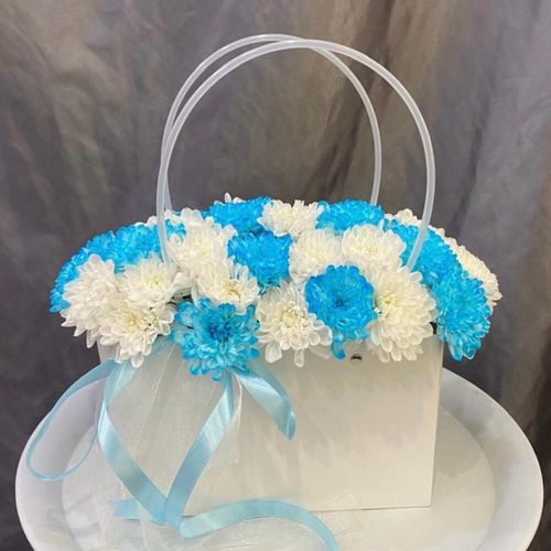 Букет из белых и голубых хризантем в сумочке (к0109)