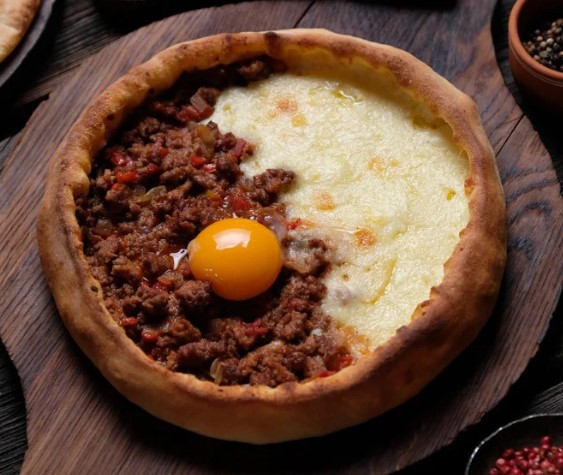 Хачапури с мясным рагу