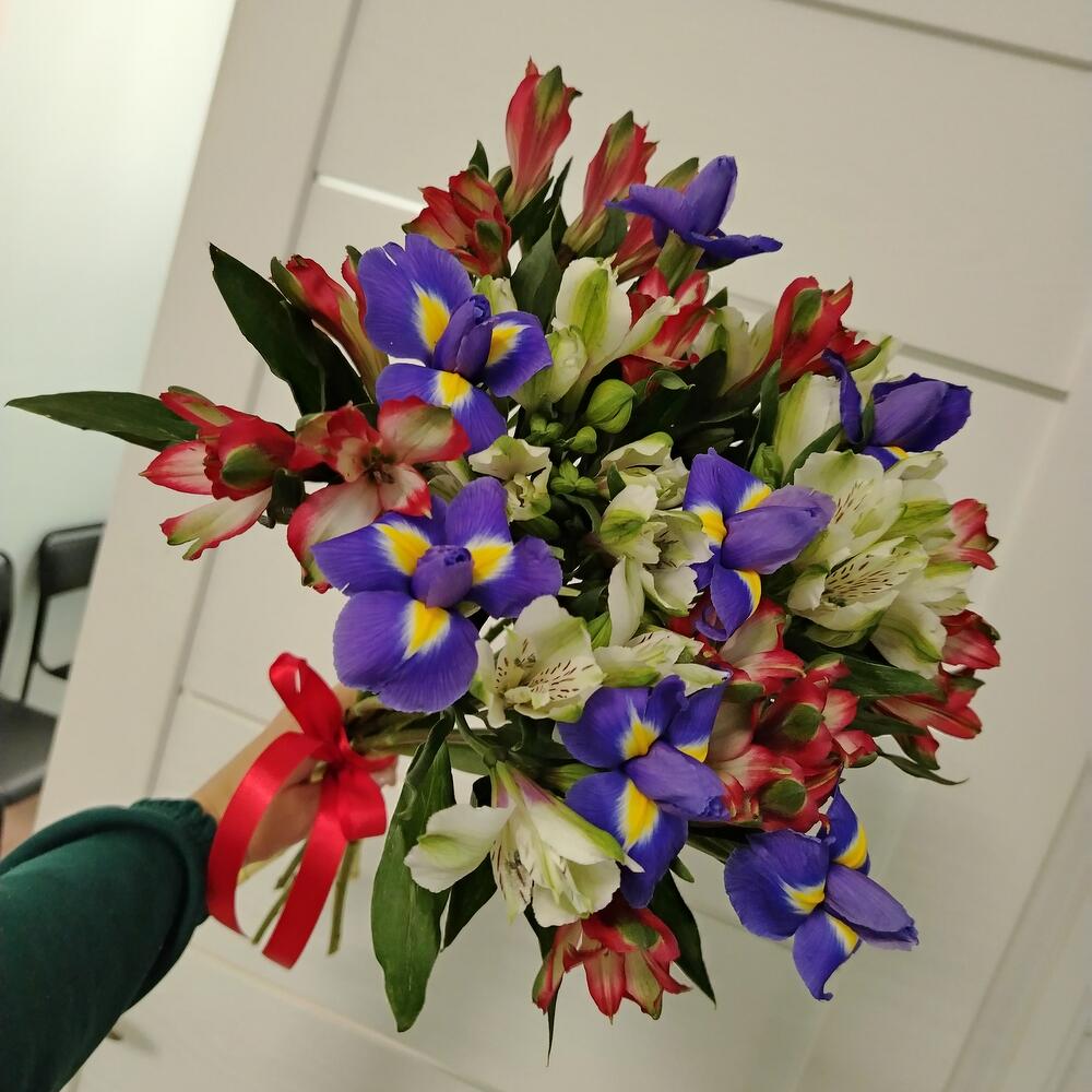 Ирисы и альстромерии 