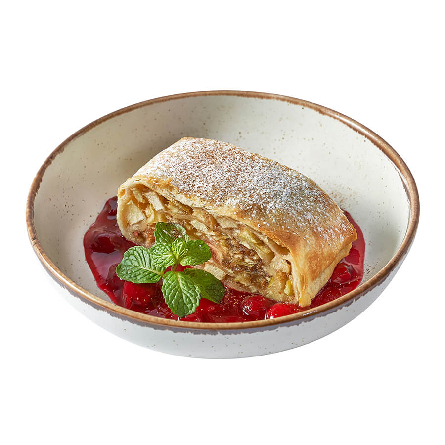 Штрудель яблочный с вишневым соусом