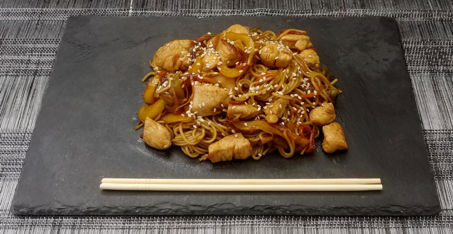 Яичная лапша с курицей в соусе Терияки