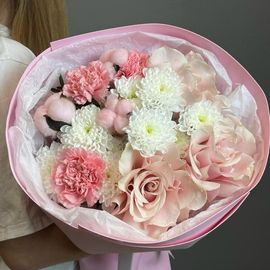 Розы с хризантемой и диантусами