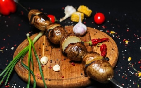 Мини-картофель на гриле с салом