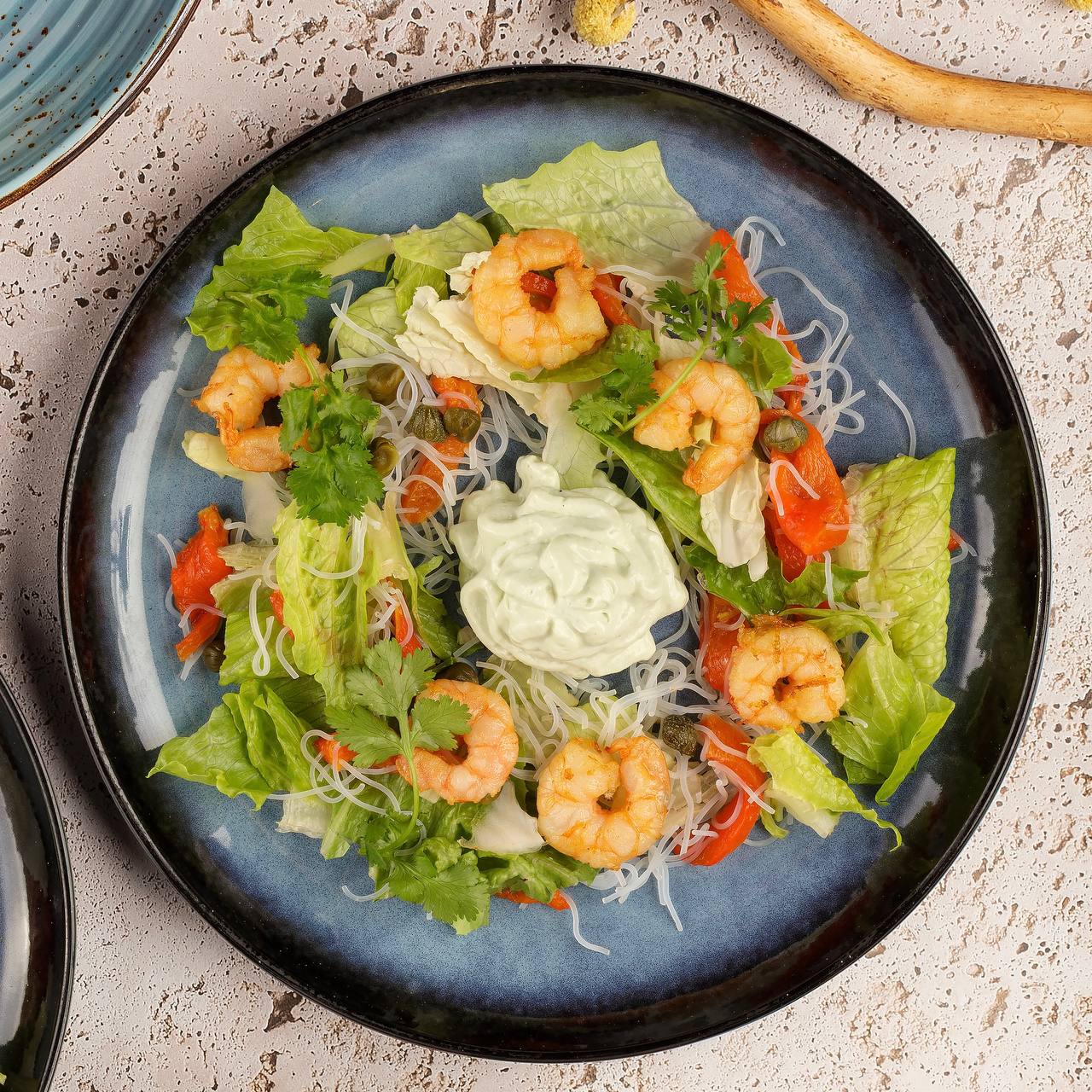 Салат с креветками и муссом из васаби