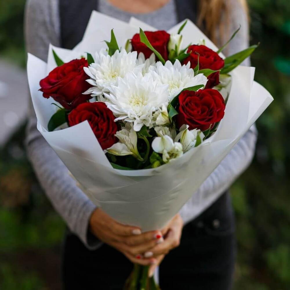 Розы, хризантема и альстромерии