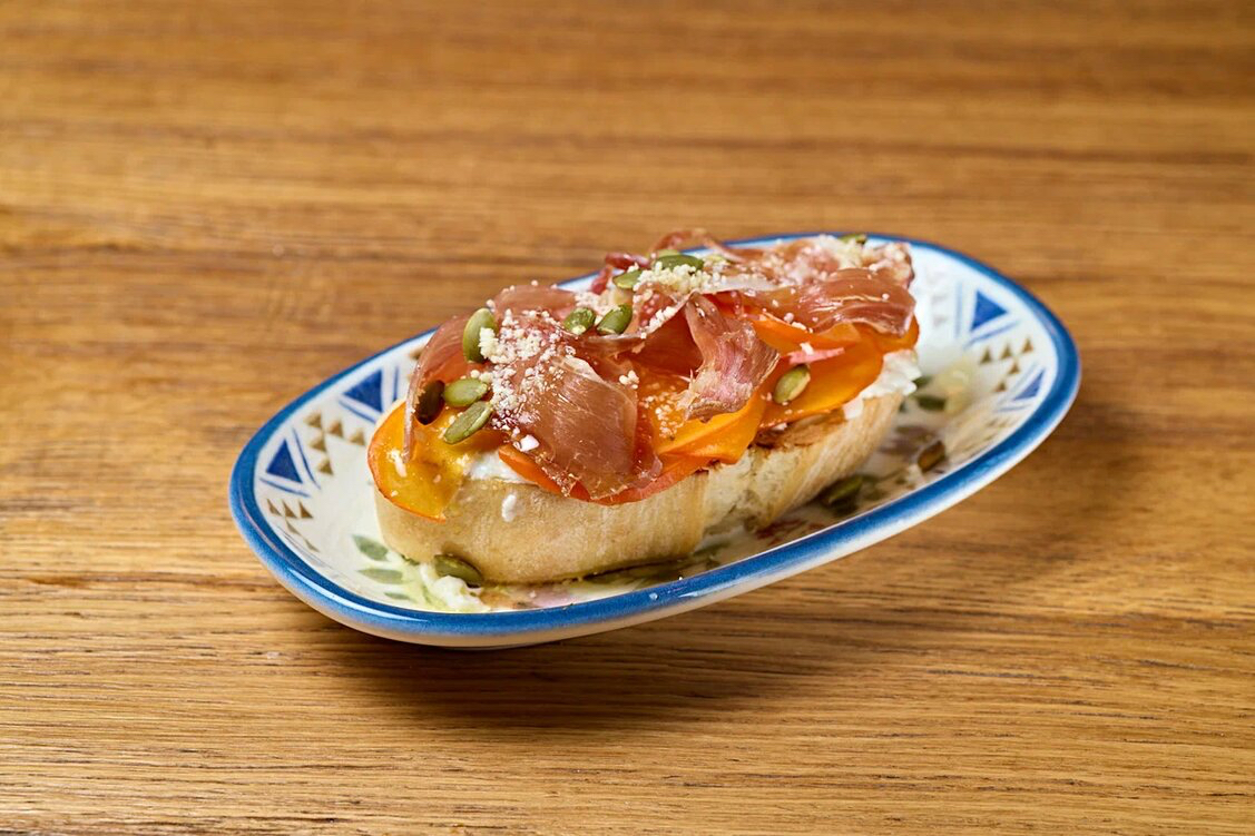 Брускетта с прошутто 