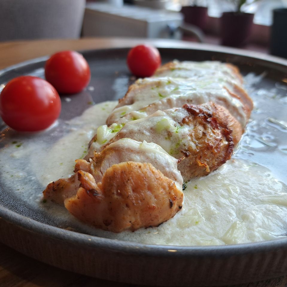 Нежная куриная грудка в сливочном соусе