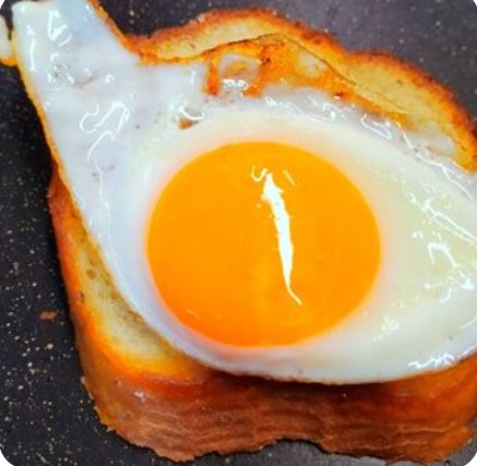 Тост с яйцом к сосискам