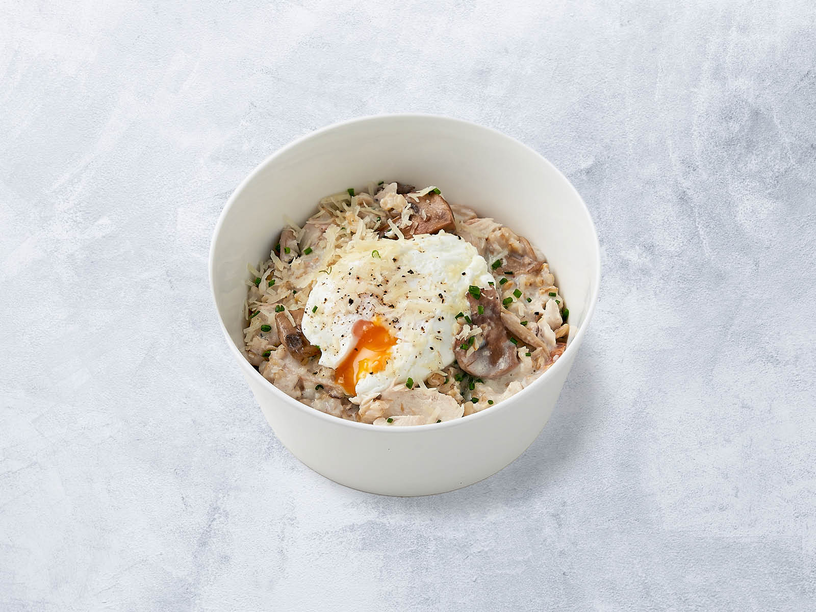 Овсяная каша с курицей, грибами и яйцом пашот.