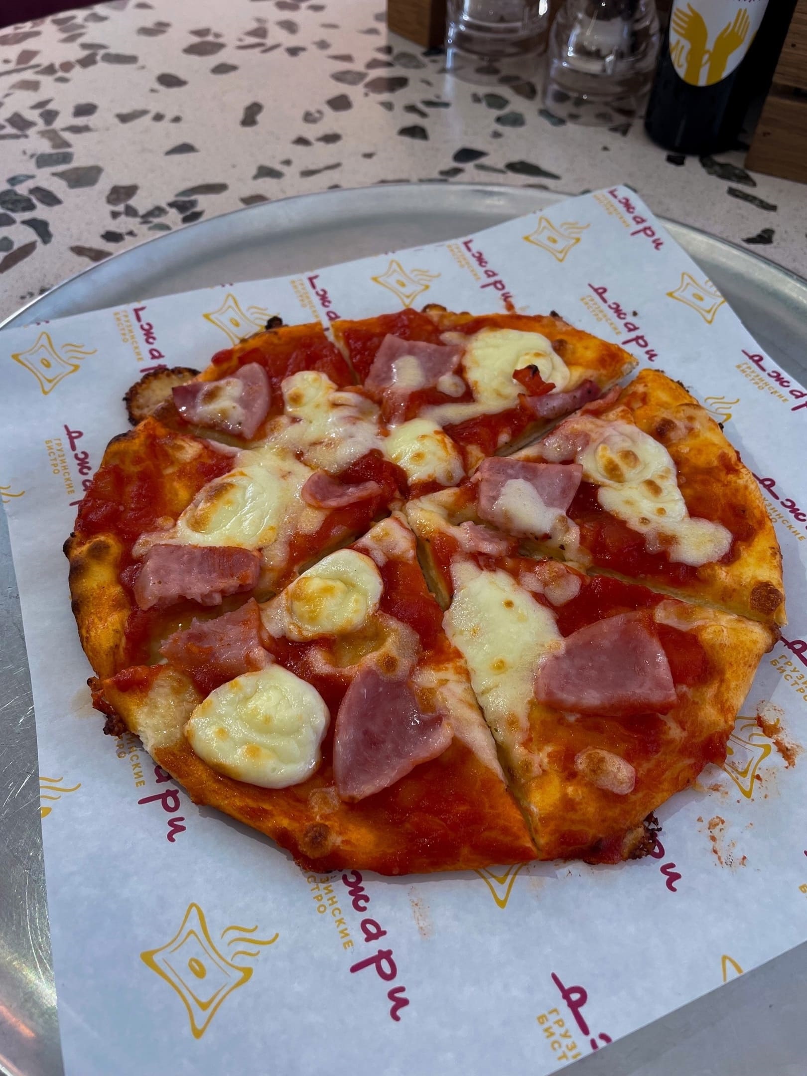 Пицца с ветчиной и сыром