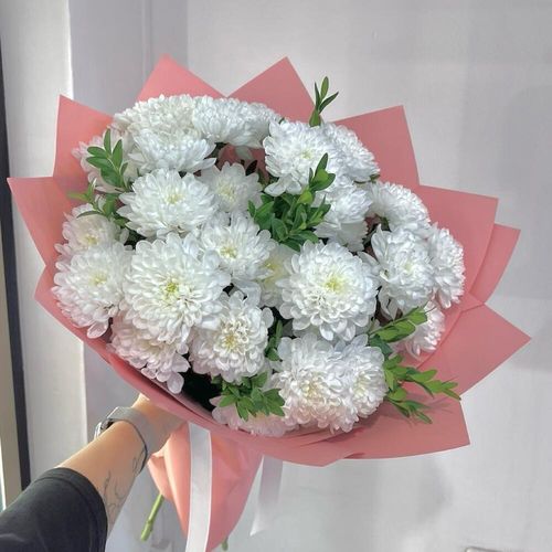 Букет из хризантем с зеленью (б2150)
