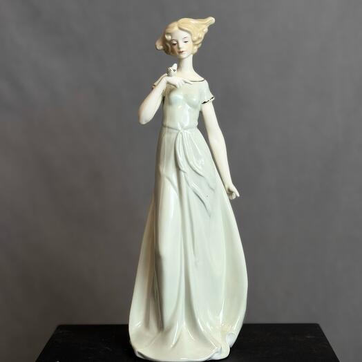 Фарфоровая девушка с птицей