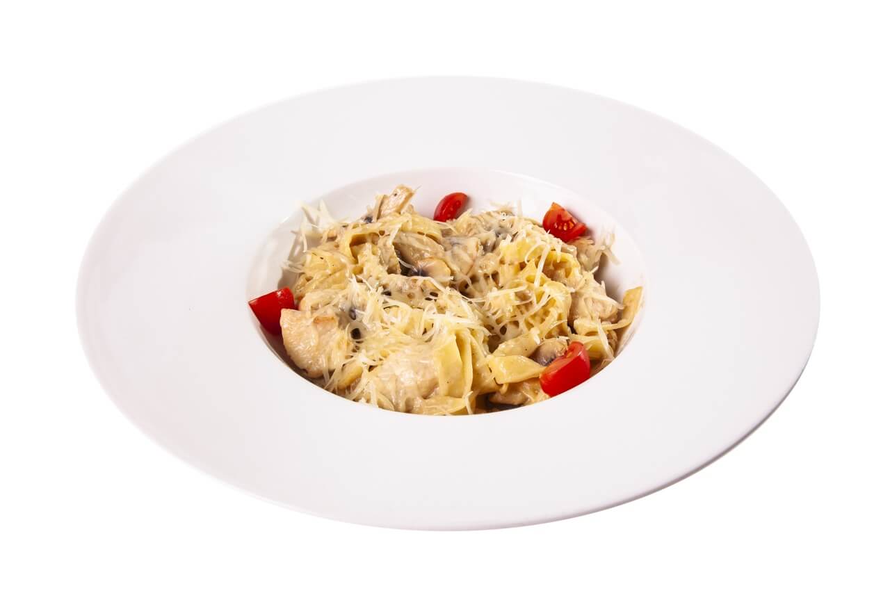 Паста «Феттучини с курицей и грибами»