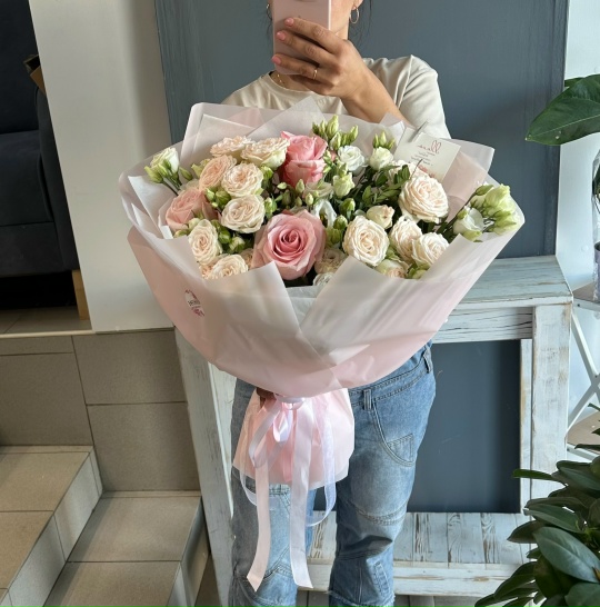 Нежный букет с розами