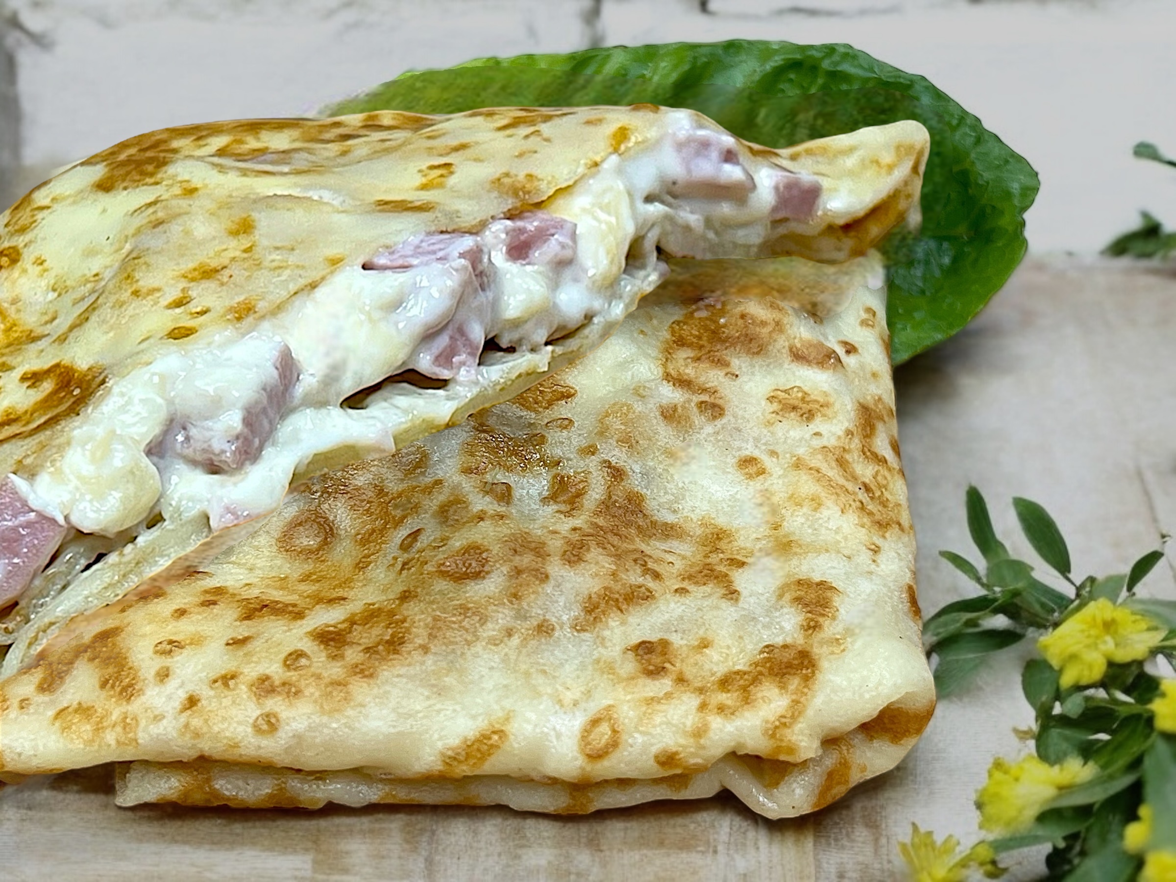 Большой блин с ветчиной и сыром