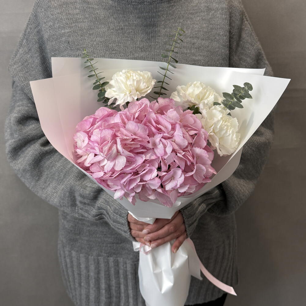 Букет из розовой гортензии и нежных диантусов (гвоздика)