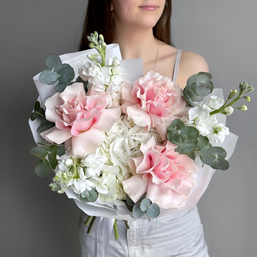 Букет розовая французская роза, гортензия, маттиола и эвкалипт