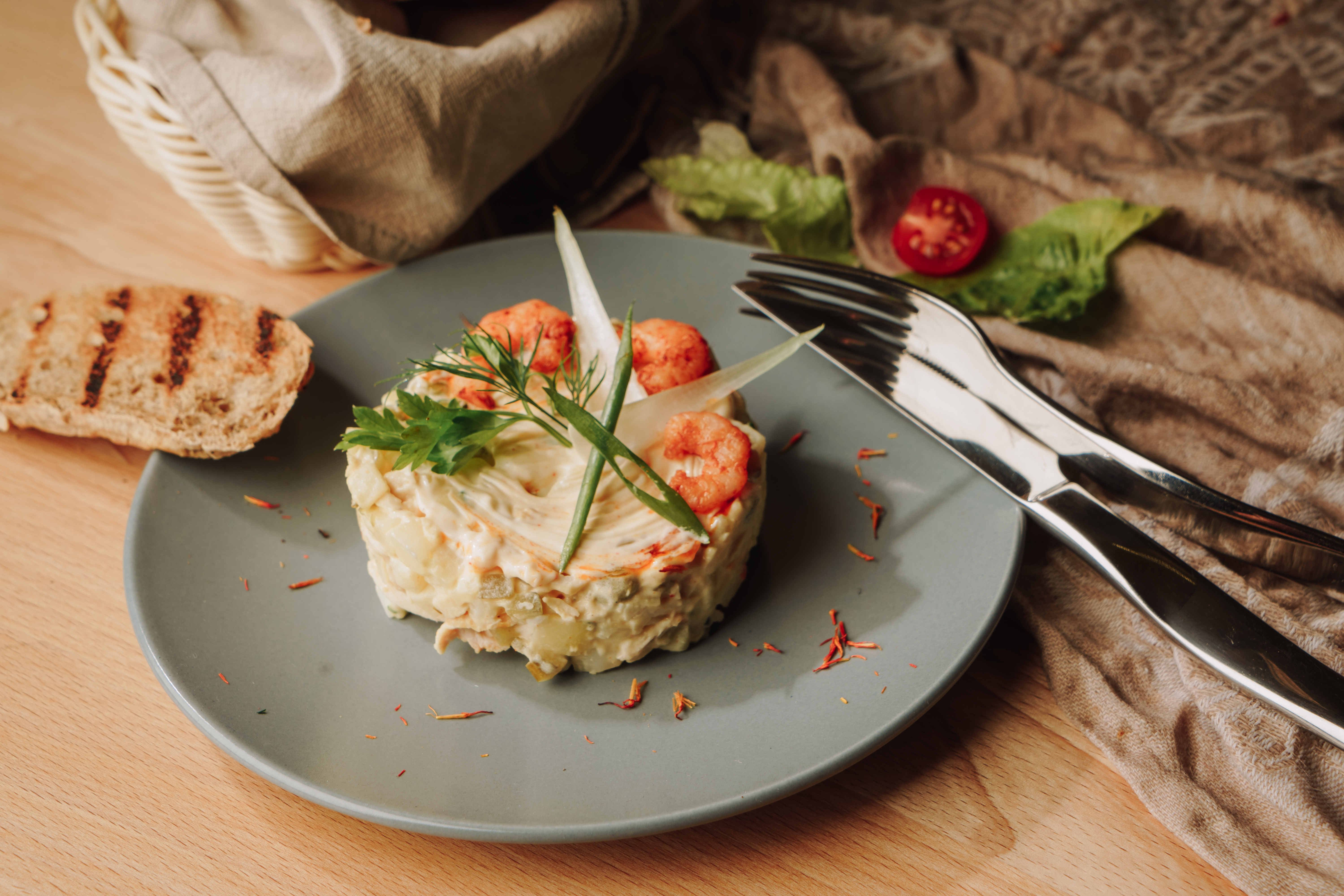 Оливье с креветками и курицей су-вид