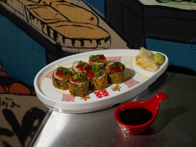 Горячий ролл с сибасом