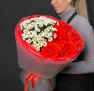 Яркий букет из ромашкой хризантемы и французской розы