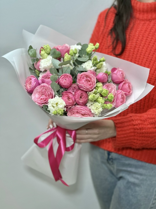 Букет с пионовидными розами и лизиантусом