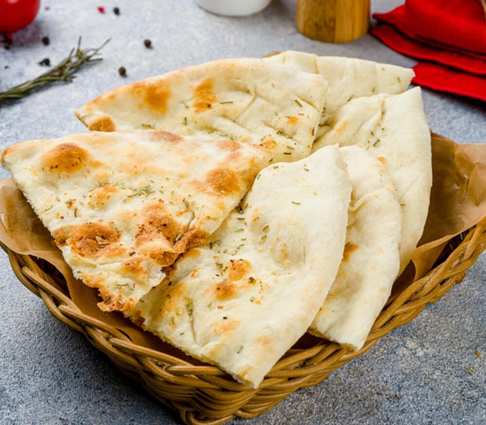 Фокачча с чесноком и розмарином