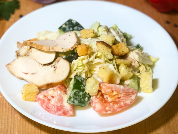Салат куриный с соусом цезарь