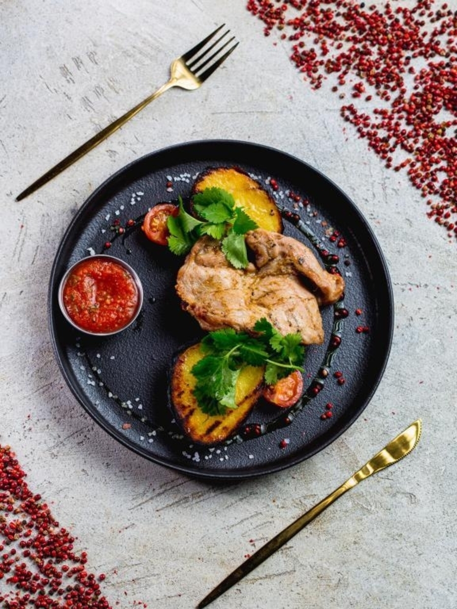 *Картофель печеный с филе из куриного бедра