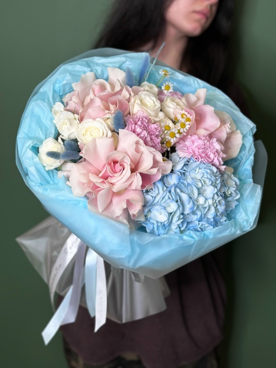 Букет с голубой гортензией ,французскими розами ,кустовыми розами ,диантусами и ромашкой
