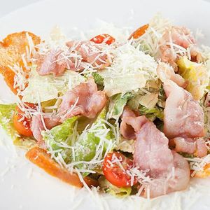 Салат Цезарь с лососем