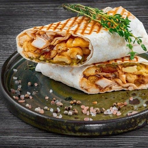 Шаурма с курицей и картофелем фри