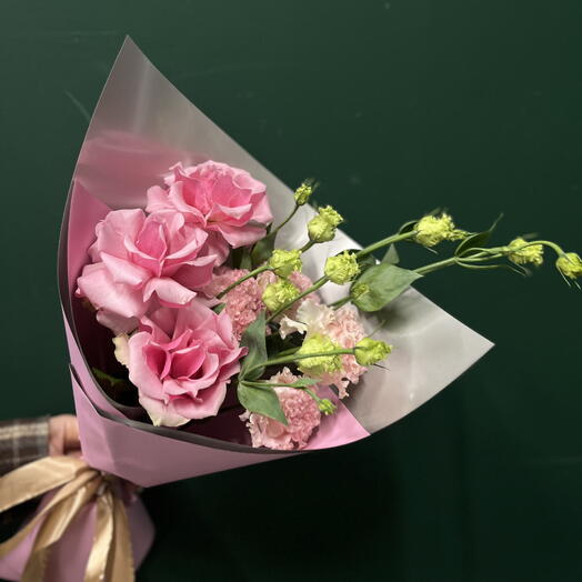 Нежный букет из французских роз и эустомы