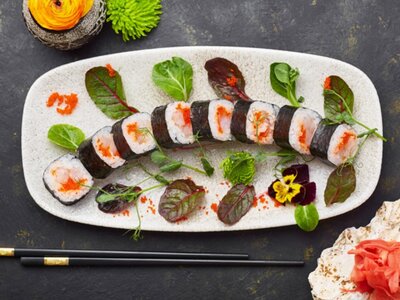 Маки с креветкой и тобико