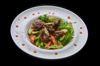 Салат теплый с куриной печенью