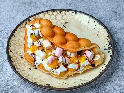 Баблс-вафля с манго и сливочным кремом