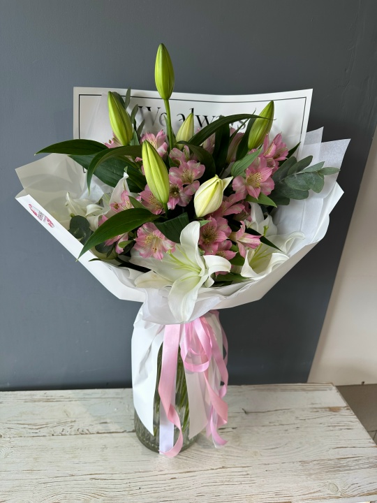Ароматный букетик из белой лилии и розовой альстромерии