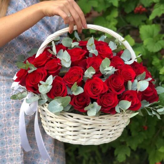 Корзина с цветами красные розы 