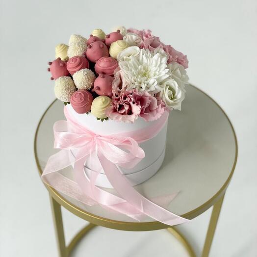 Клубника в шоколаде и цветы нежность