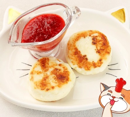 Сырники со сметаной и клубничным соусом