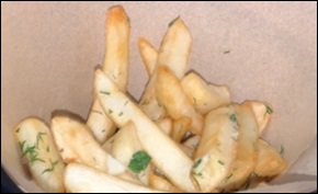 Картофель фри с чесноком и зеленью