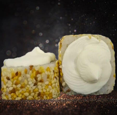 Сливочная калифорния в кунжуте с крабом