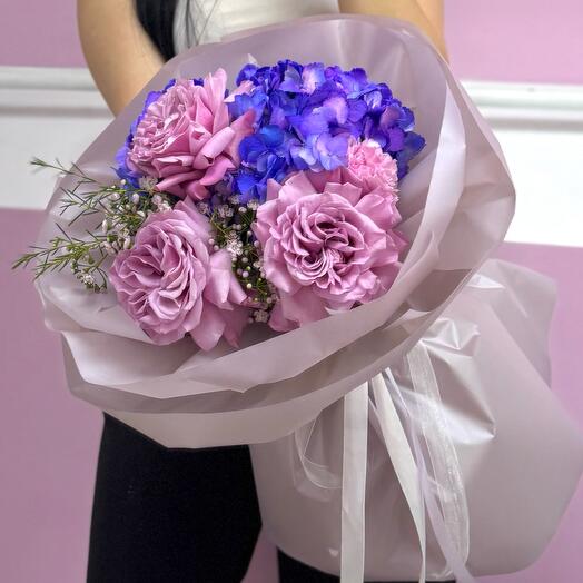 Букет с фиолетовой гортензией и хамелациумом