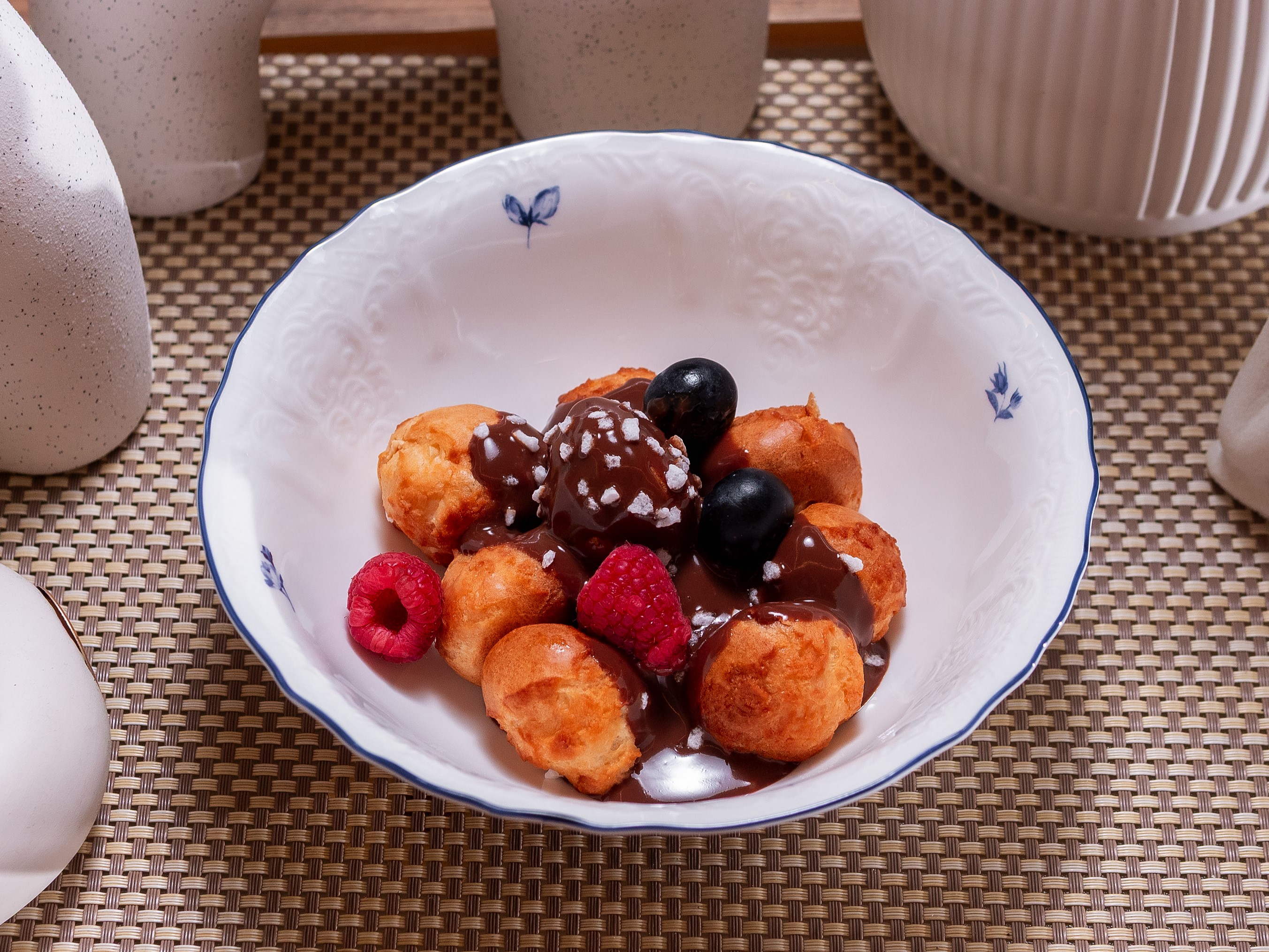 Профитроли с кремом , с шоколадным соусом и ягодами